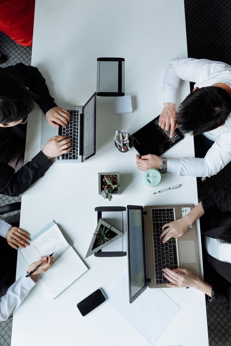 Equipo de Negocios con Éxito trabajando en webs y campañas de Google Ads